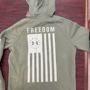 Sweatshirt new with tags size mens small.